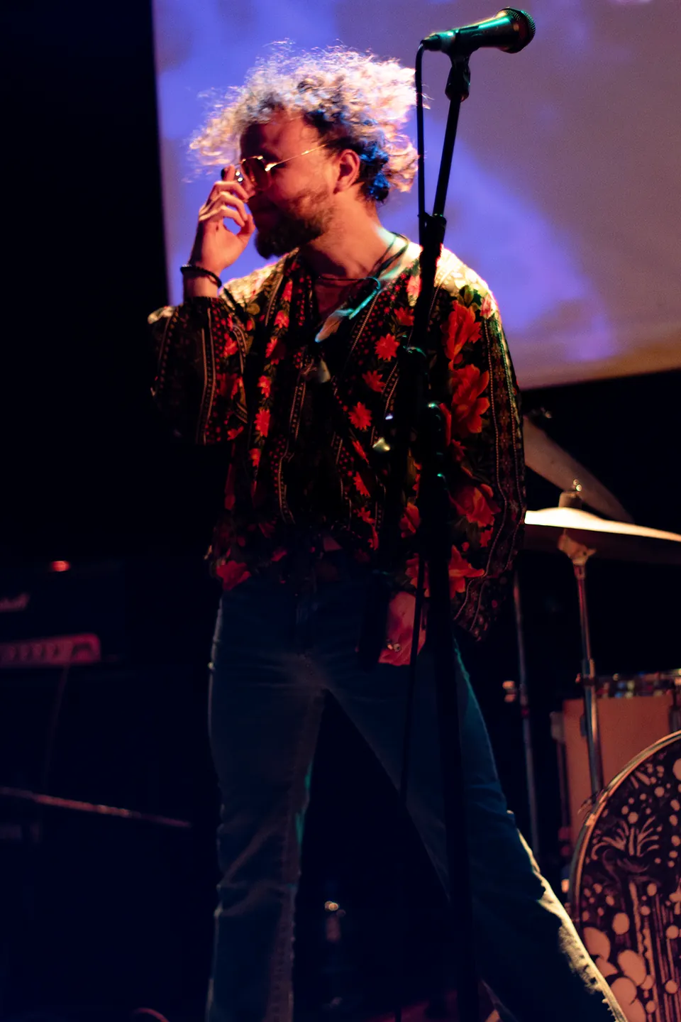 Vocalista de Volcano bajo luces violetas, fotografiado por Bacan Haus.
